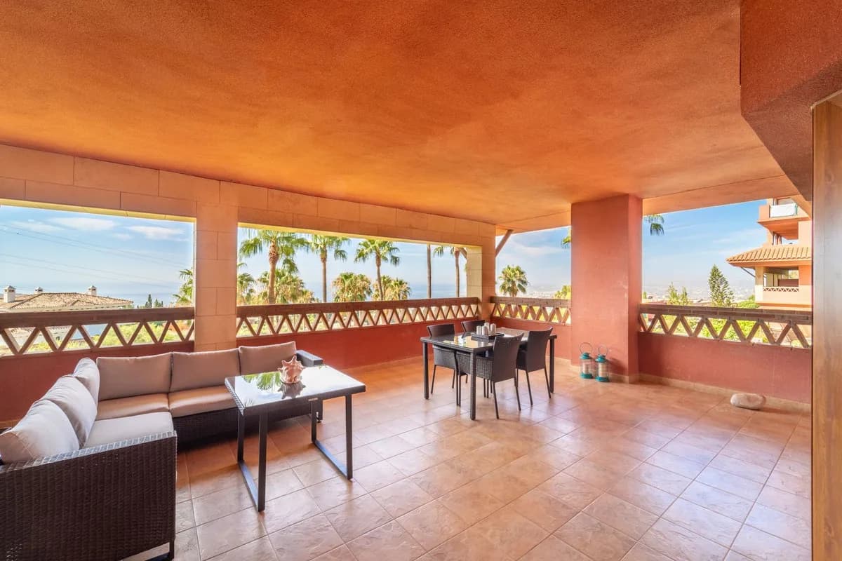 2 Bedroom Middle Floor Apartment for Sale in Benalmadena, Málaga - Image 2