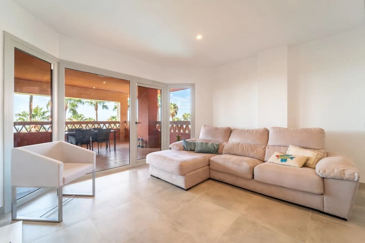 2 Bedroom Middle Floor Apartment for Sale in Benalmadena, Málaga - Image 4