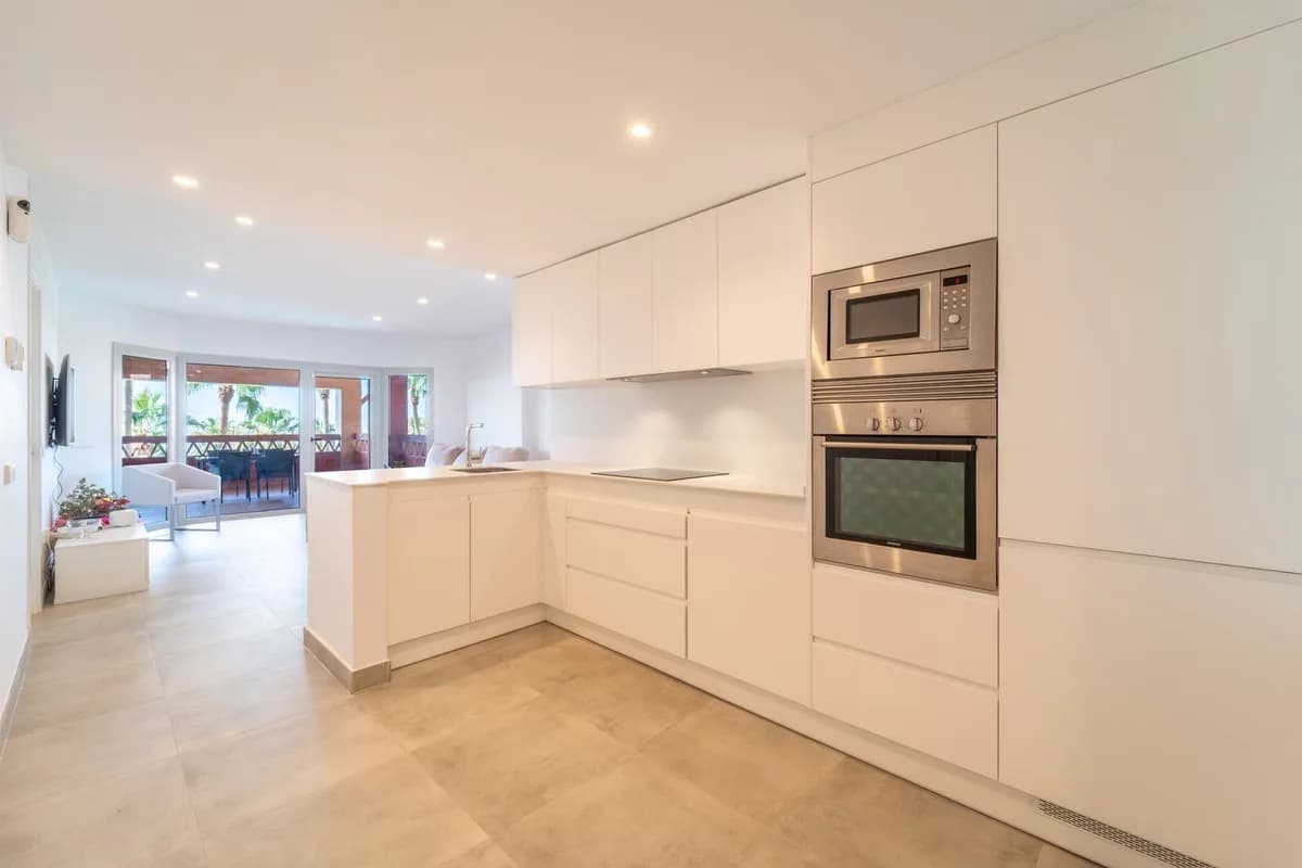 2 Bedroom Middle Floor Apartment for Sale in Benalmadena, Málaga - Image 5