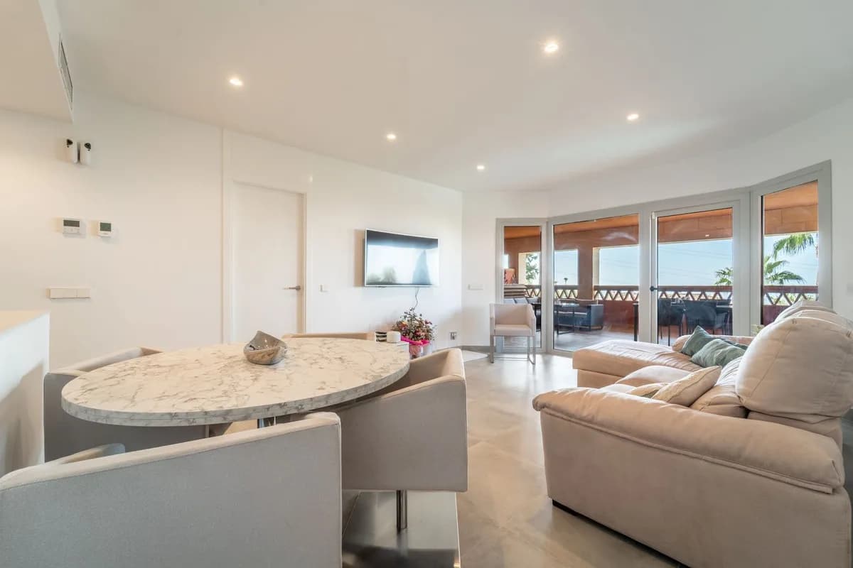 2 Bedroom Middle Floor Apartment for Sale in Benalmadena, Málaga - Image 6