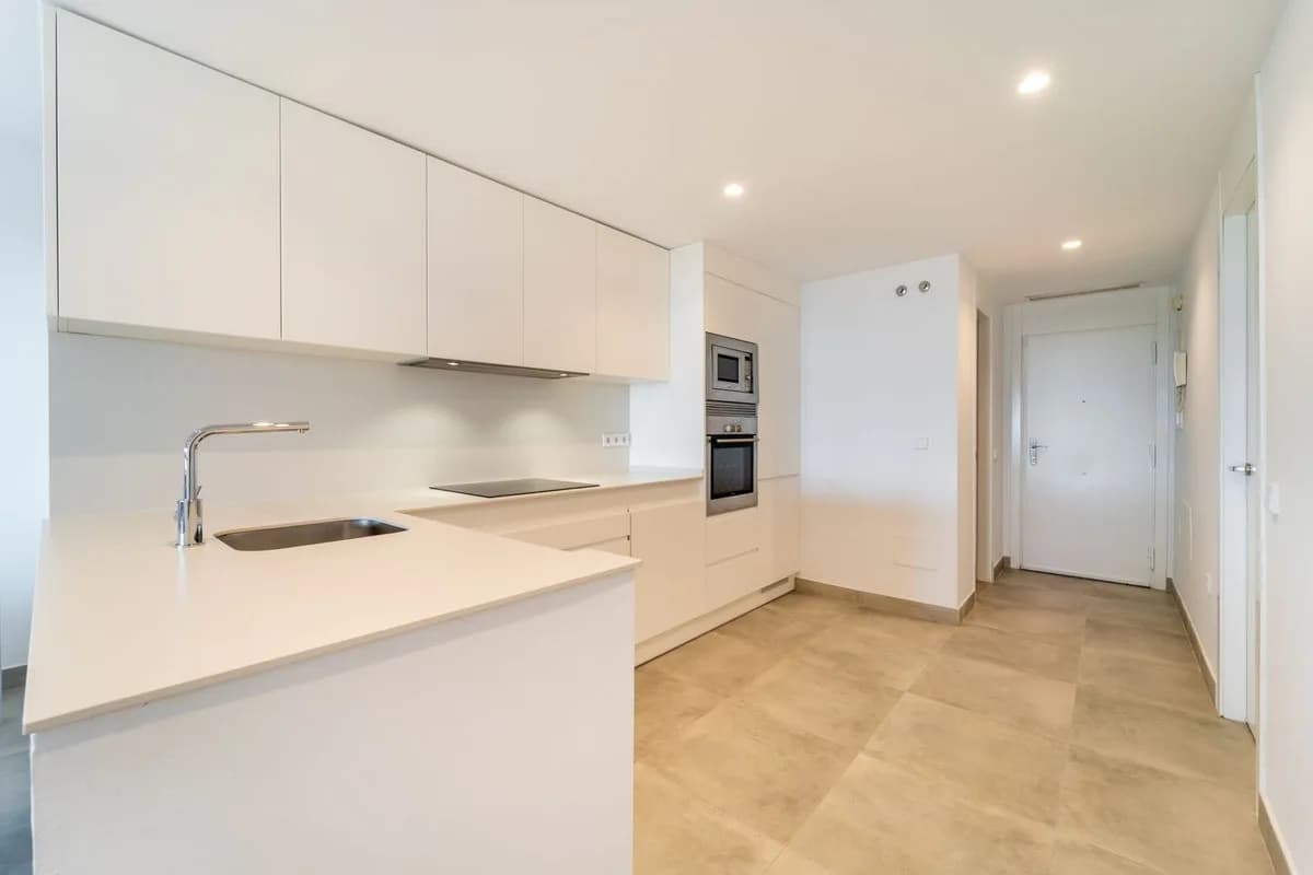 2 Bedroom Middle Floor Apartment for Sale in Benalmadena, Málaga - Image 9