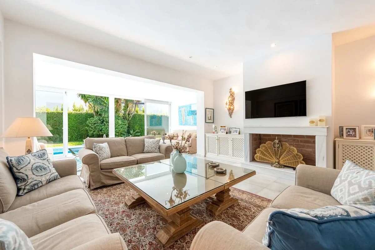 7 Bedroom Semi-Detached House for Sale in Los Monteros, Málaga - Image 3