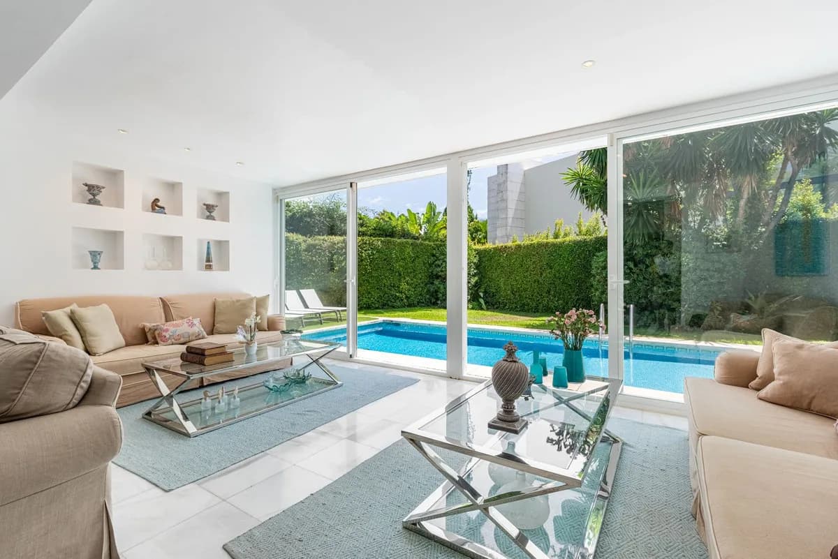 7 Bedroom Semi-Detached House for Sale in Los Monteros, Málaga - Image 4