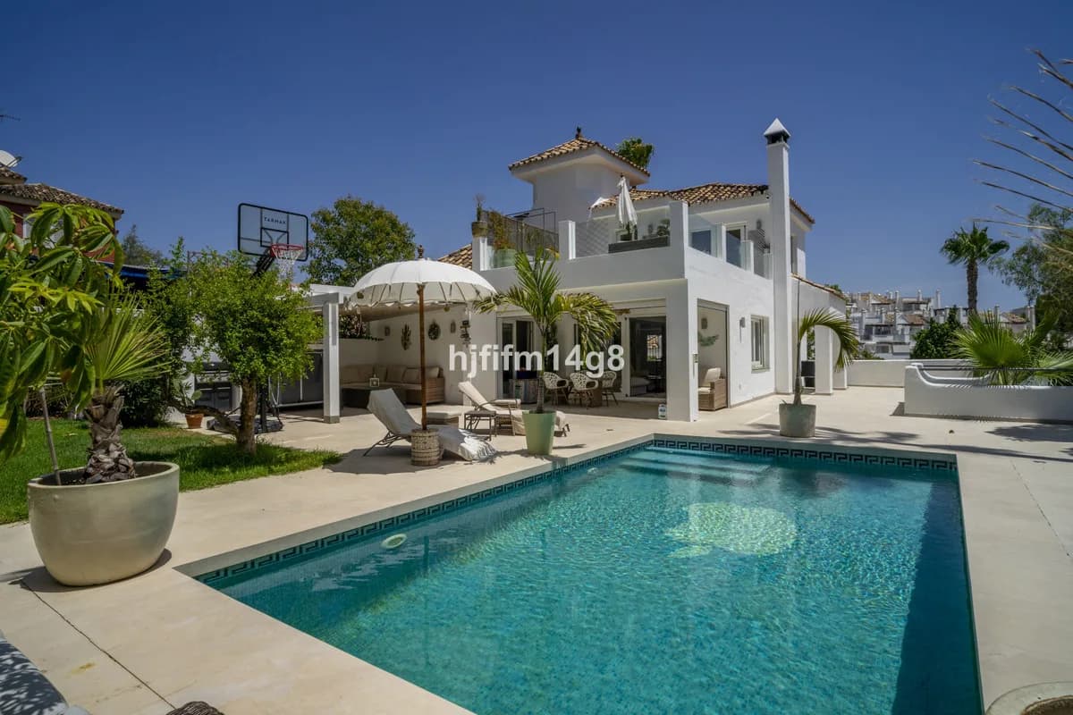 4 Bedroom Detached Villa for Sale in Nueva Andalucía, Málaga