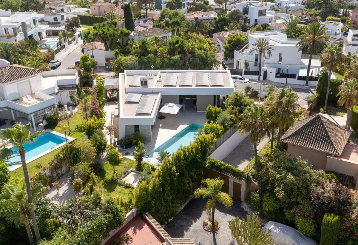 6 Bedroom Detached Villa for Sale in Marbesa, Málaga - Image 2