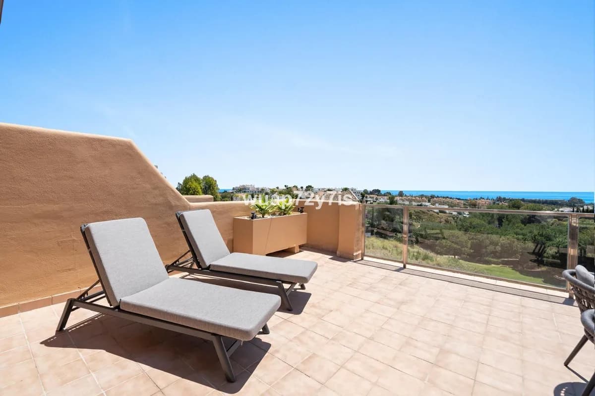 2 Bedroom Penthouse for Sale in Selwo, Málaga - Image 4