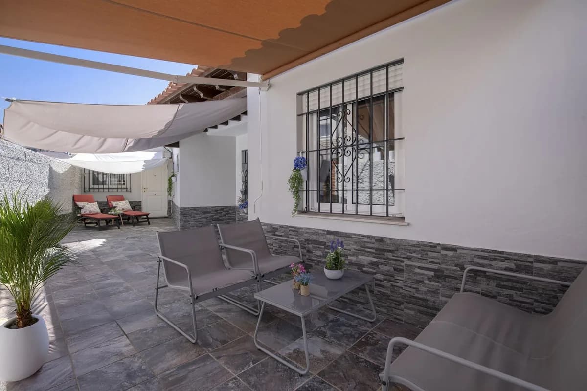 4 Bedroom Detached Villa for Sale in Fuengirola, Málaga - Image 2