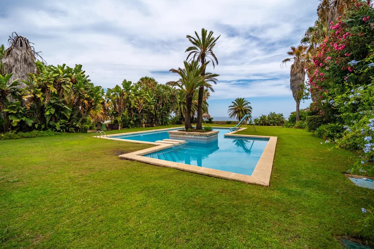 9 Bedroom Detached Villa for Sale in Estepona, Málaga - Image 2