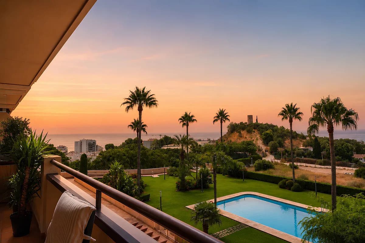 4 Bedroom Middle Floor Apartment for Sale in Fuengirola, Málaga - Image 3