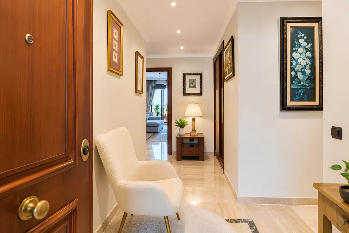4 Bedroom Middle Floor Apartment for Sale in Fuengirola, Málaga - Image 7