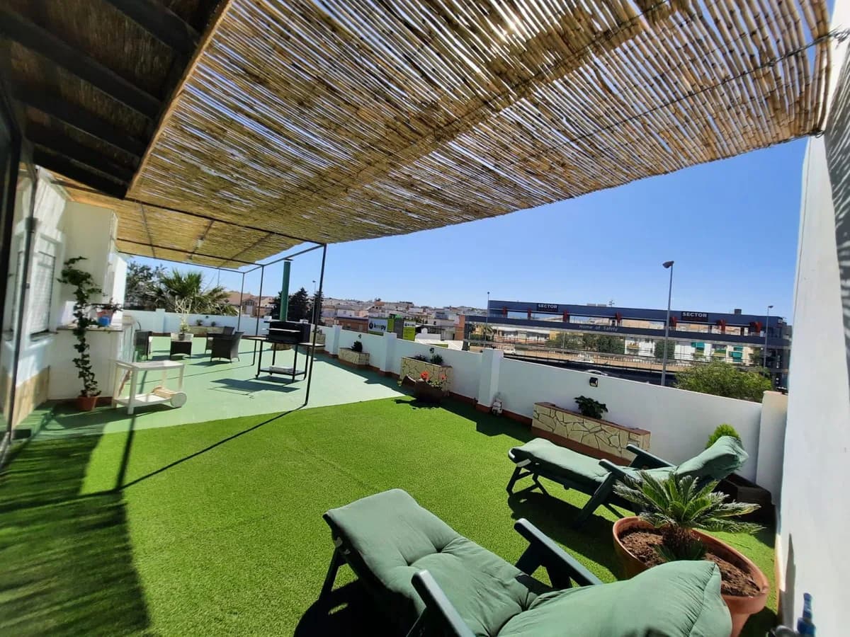 2 Bedroom Top Floor Apartment for Sale in Fuengirola, Málaga - Image 5