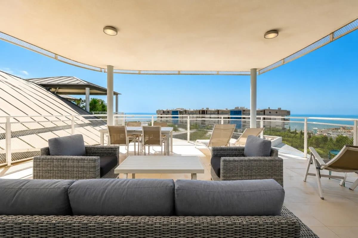 3 Bedroom Middle Floor Apartment for Sale in Fuengirola, Málaga - Image 2
