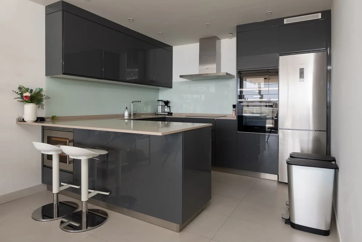 3 Bedroom Middle Floor Apartment for Sale in Fuengirola, Málaga - Image 6