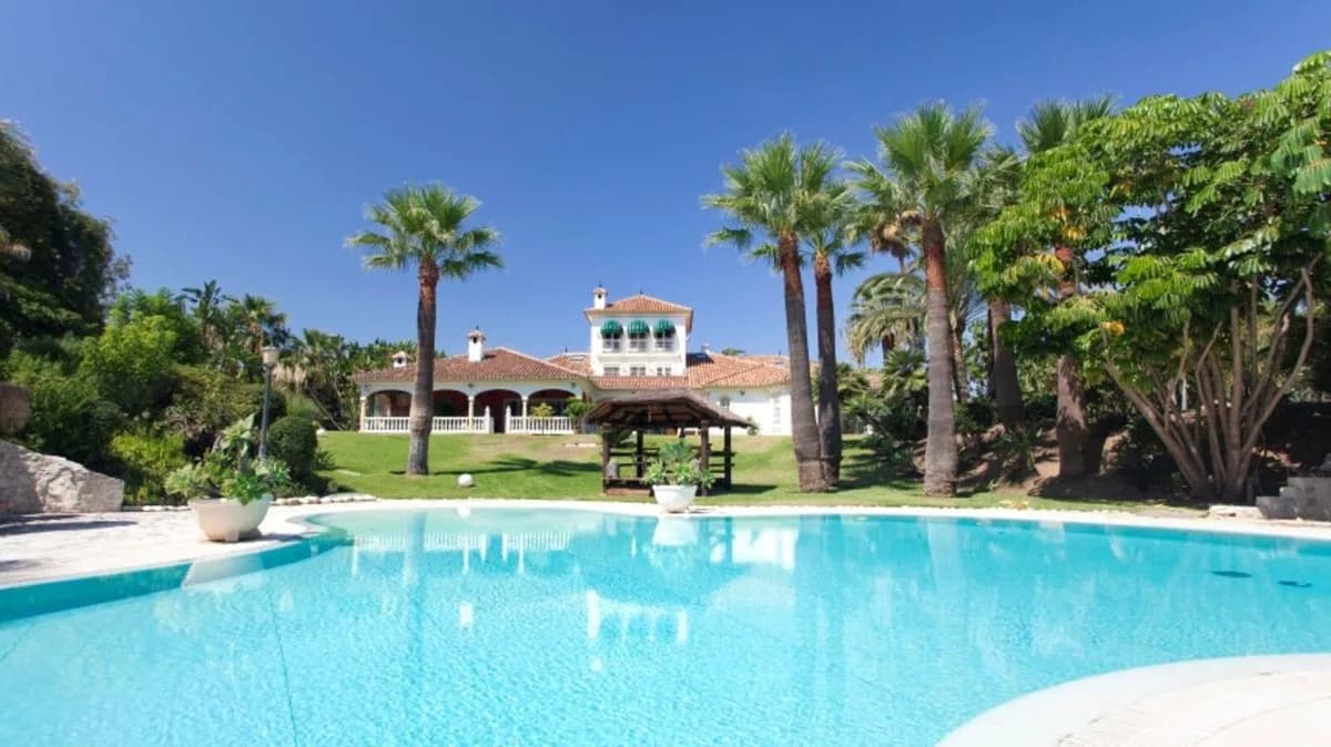 6 Bedroom Detached Villa for Sale in Cerros del Aguila, Málaga