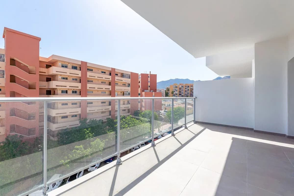 3 Bedroom Middle Floor Apartment for Sale in Benalmadena, Málaga - Image 2