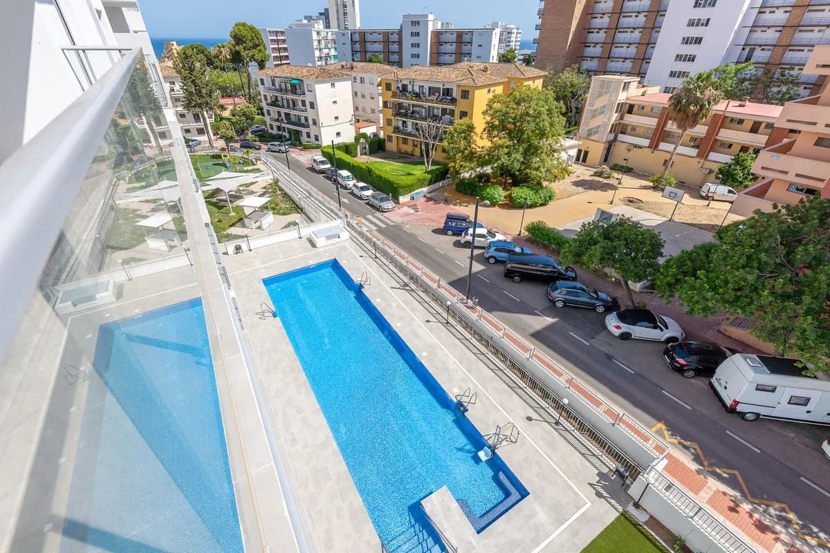 3 Bedroom Middle Floor Apartment for Sale in Benalmadena, Málaga - Image 3