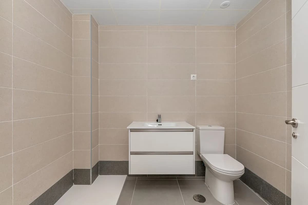 3 Bedroom Middle Floor Apartment for Sale in Benalmadena, Málaga - Image 8