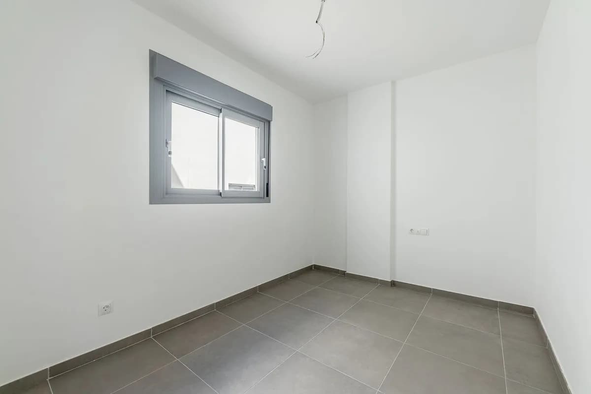 3 Bedroom Middle Floor Apartment for Sale in Benalmadena, Málaga - Image 9