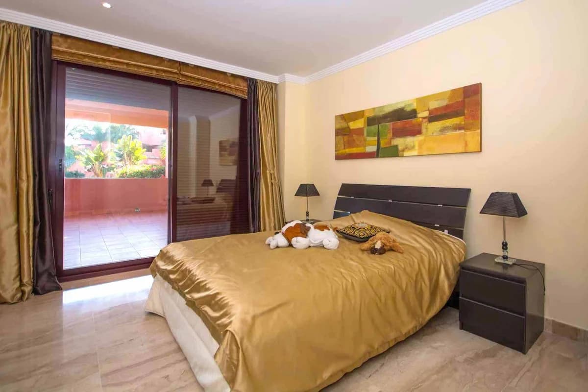 4 Bedroom Ground Floor Apartment for Sale in New Golden Mile, Málaga - Image 4