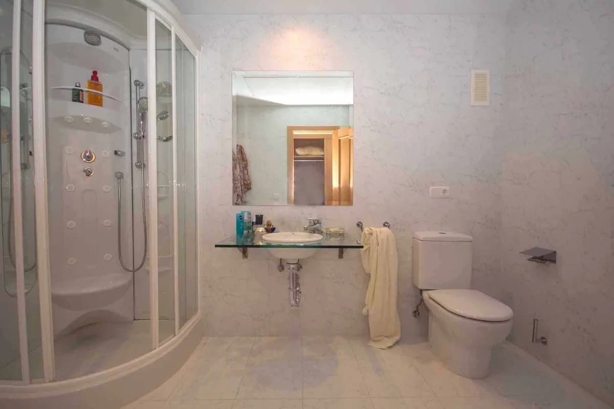 4 Bedroom Ground Floor Apartment for Sale in New Golden Mile, Málaga - Image 9