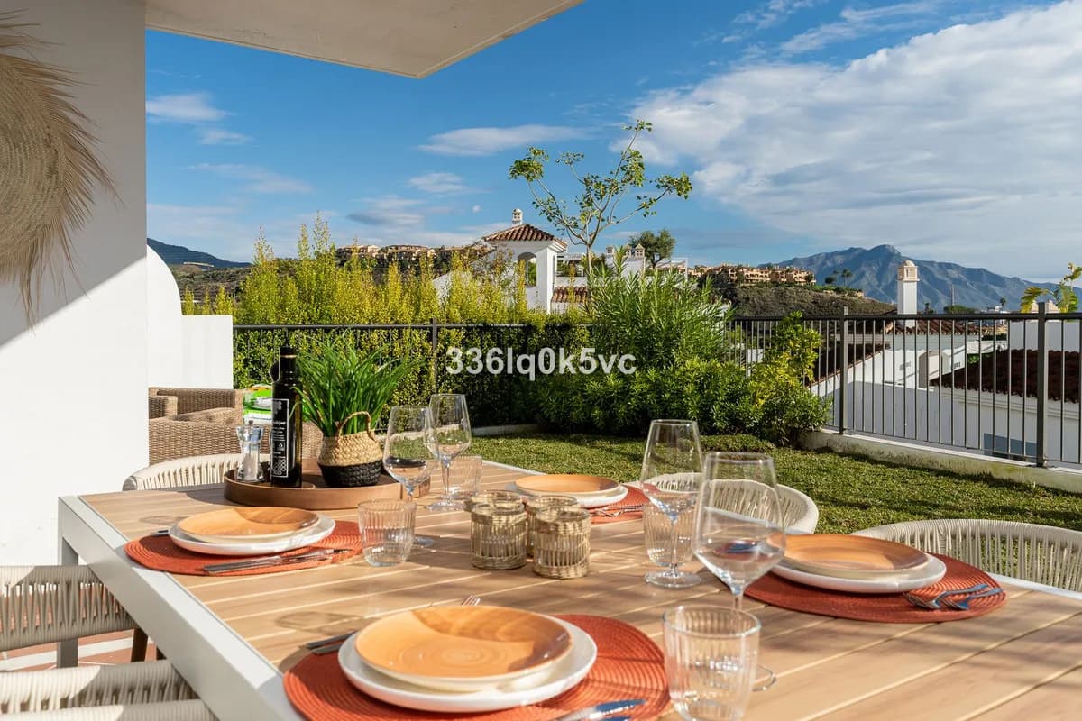 3 Bedroom Ground Floor Apartment for Sale in Benahavís, Málaga