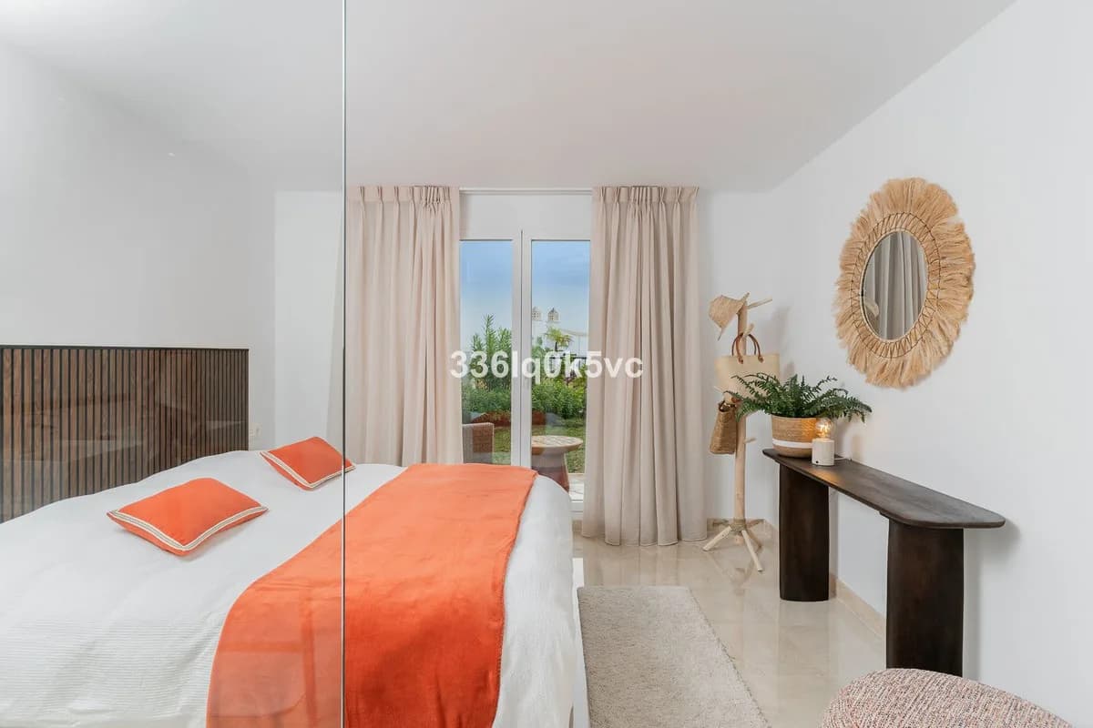 3 Bedroom Ground Floor Apartment for Sale in Benahavís, Málaga - Image 3