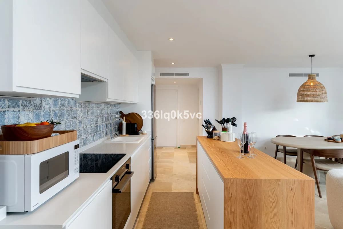 3 Bedroom Ground Floor Apartment for Sale in Benahavís, Málaga - Image 4