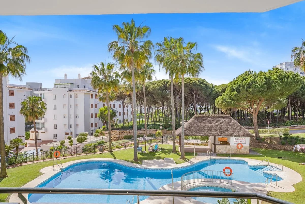 2 Bedroom Middle Floor Apartment for Sale in Calahonda, Málaga