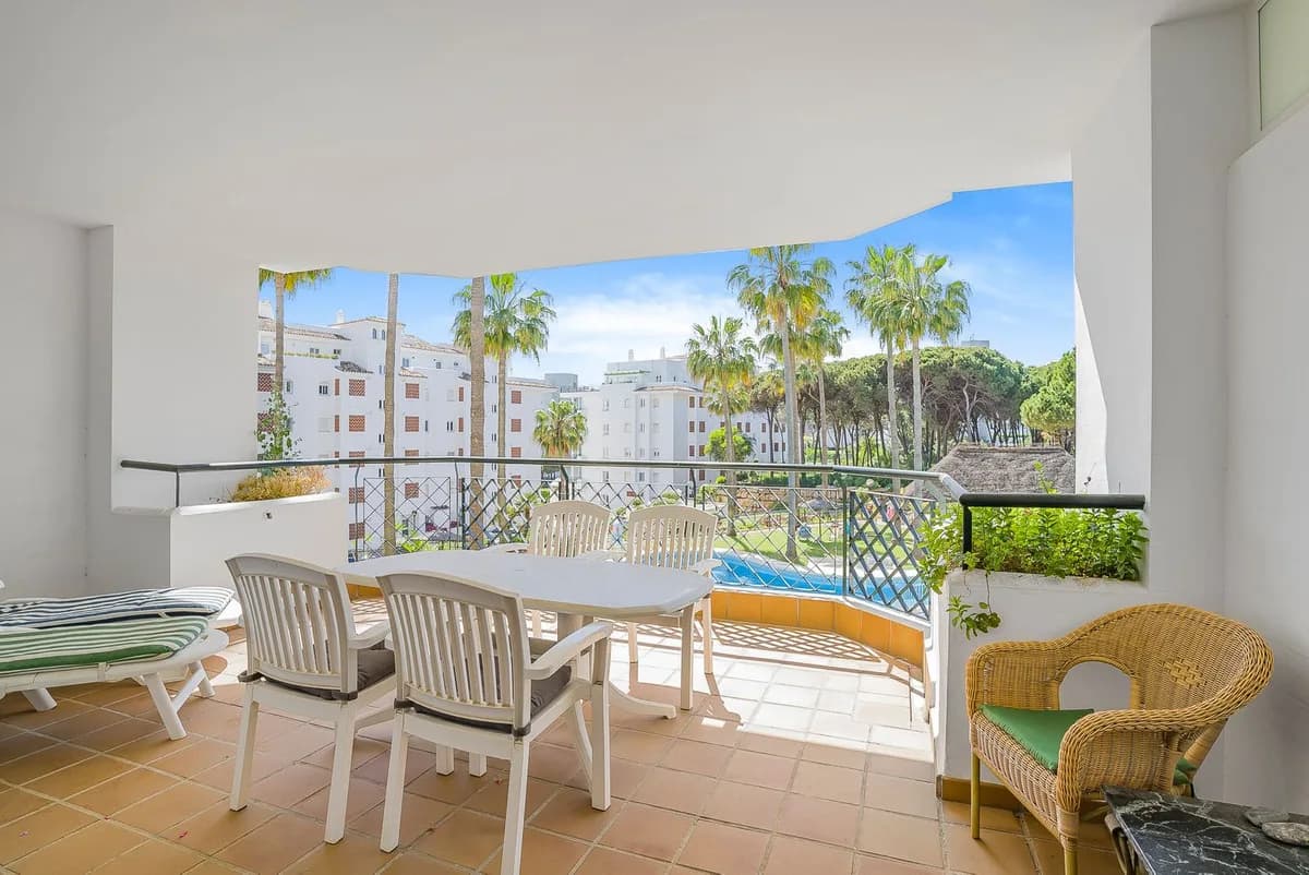 2 Bedroom Middle Floor Apartment for Sale in Calahonda, Málaga - Image 2