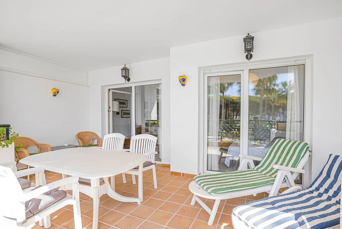 2 Bedroom Middle Floor Apartment for Sale in Calahonda, Málaga - Image 4