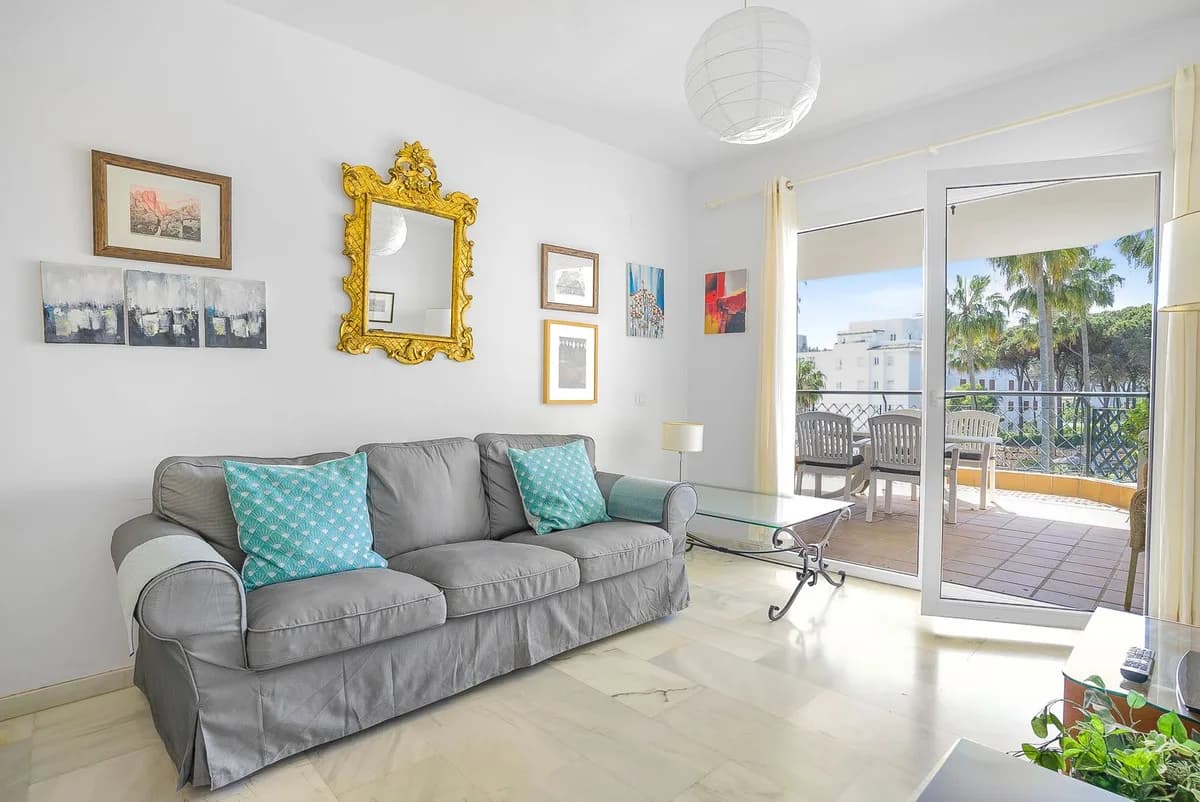2 Bedroom Middle Floor Apartment for Sale in Calahonda, Málaga - Image 5