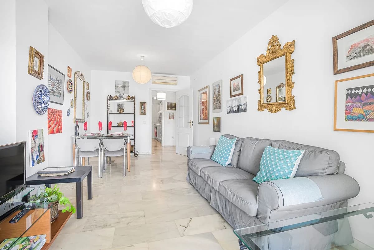 2 Bedroom Middle Floor Apartment for Sale in Calahonda, Málaga - Image 6