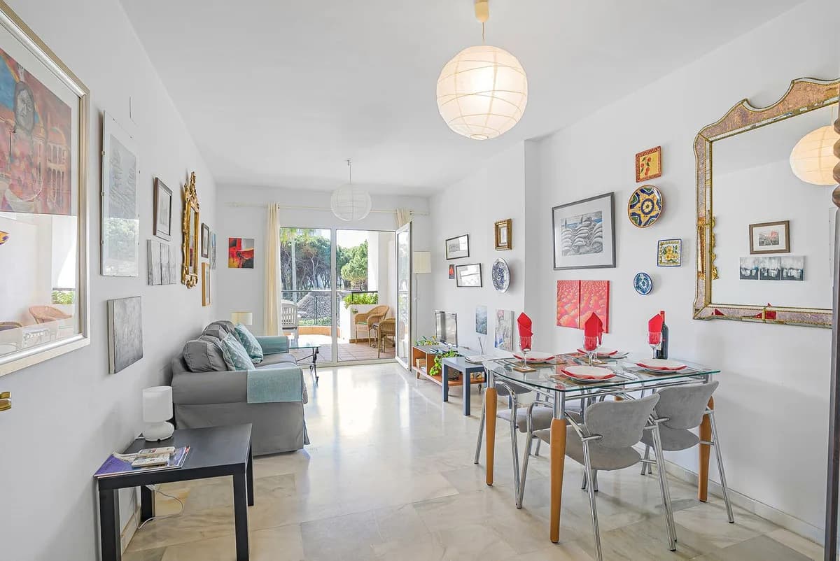 2 Bedroom Middle Floor Apartment for Sale in Calahonda, Málaga - Image 7