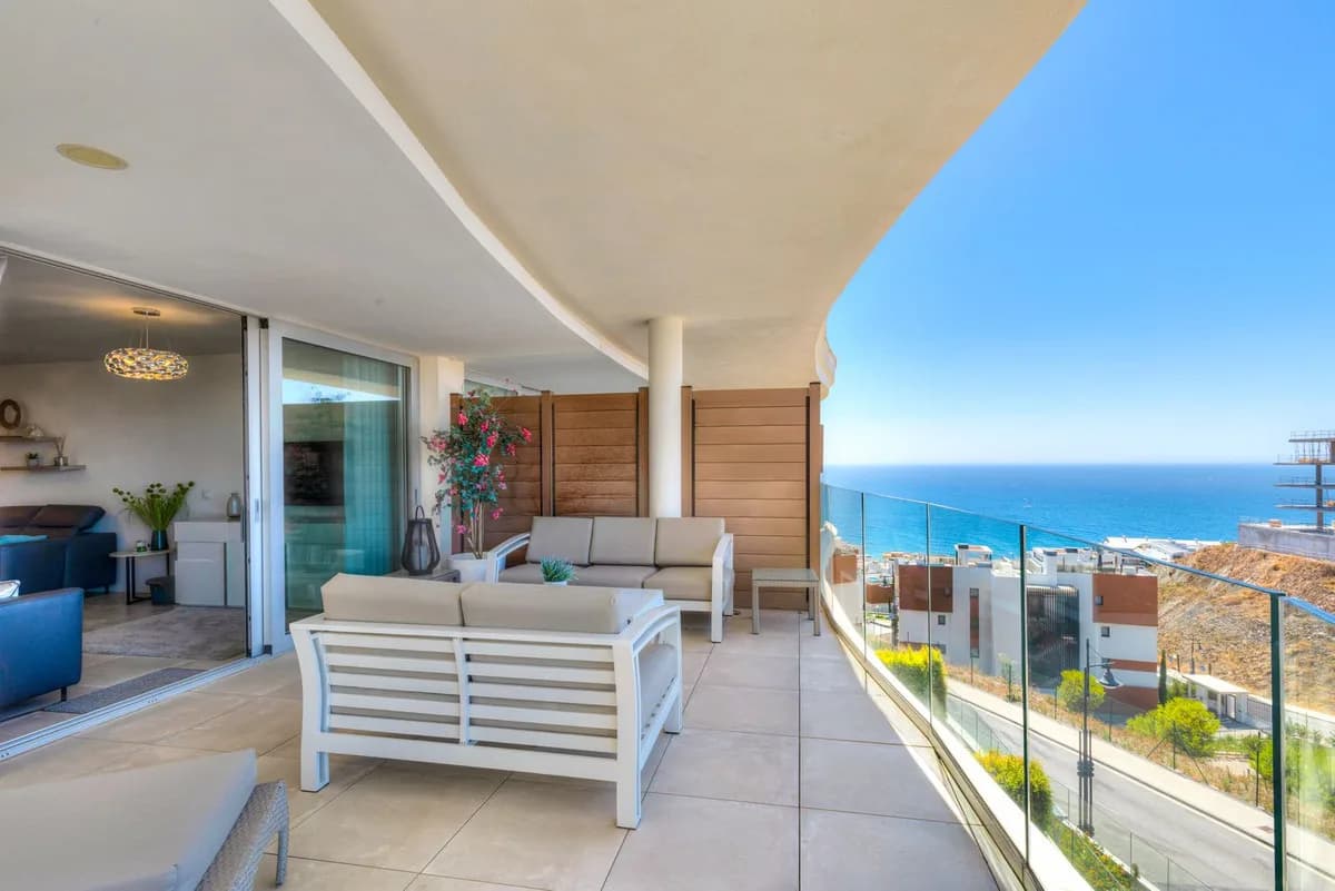 2 Bedroom Middle Floor Apartment for Sale in Fuengirola, Málaga