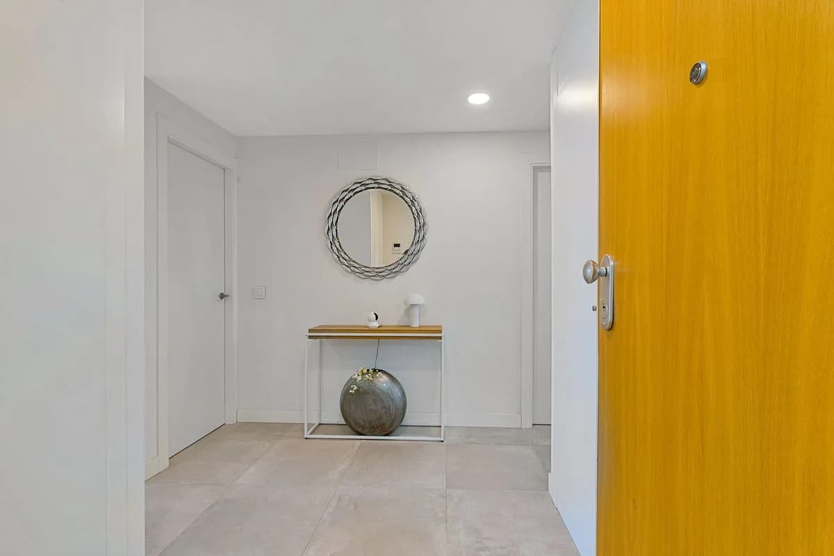 2 Bedroom Middle Floor Apartment for Sale in Fuengirola, Málaga - Image 2