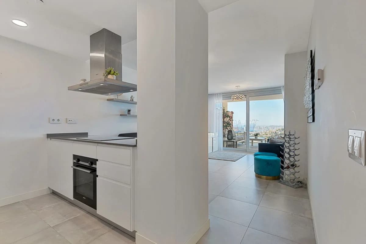 2 Bedroom Middle Floor Apartment for Sale in Fuengirola, Málaga - Image 3