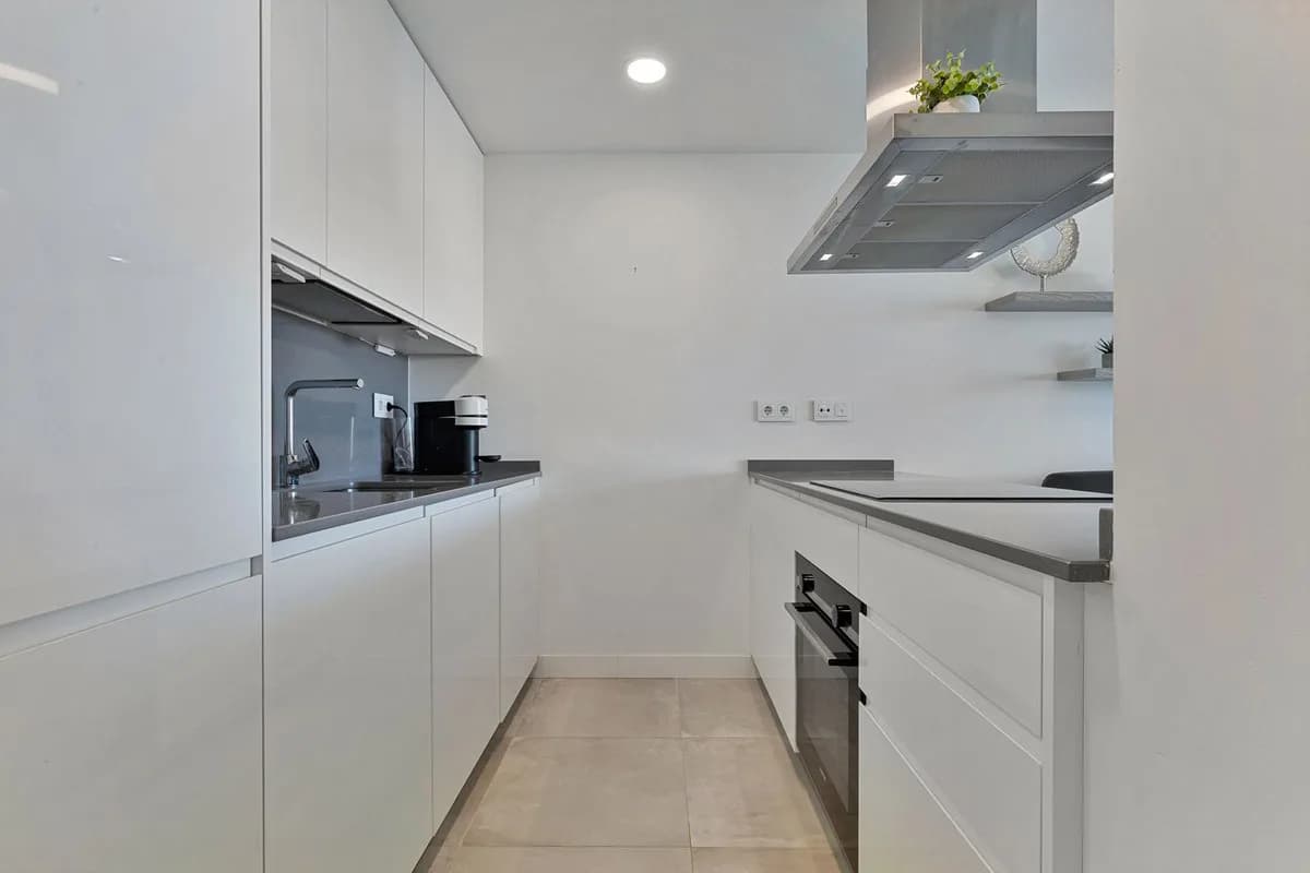 2 Bedroom Middle Floor Apartment for Sale in Fuengirola, Málaga - Image 4