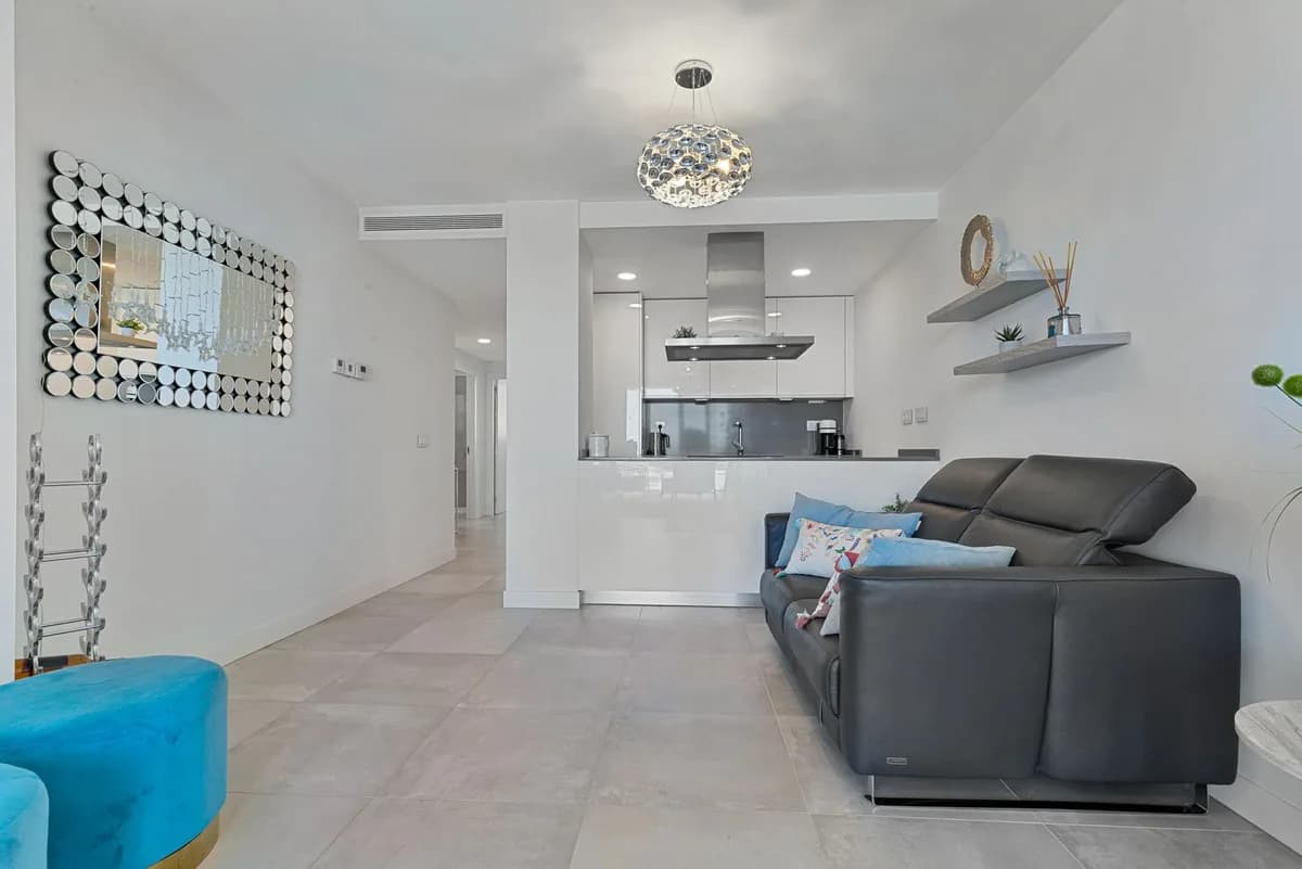 2 Bedroom Middle Floor Apartment for Sale in Fuengirola, Málaga - Image 6