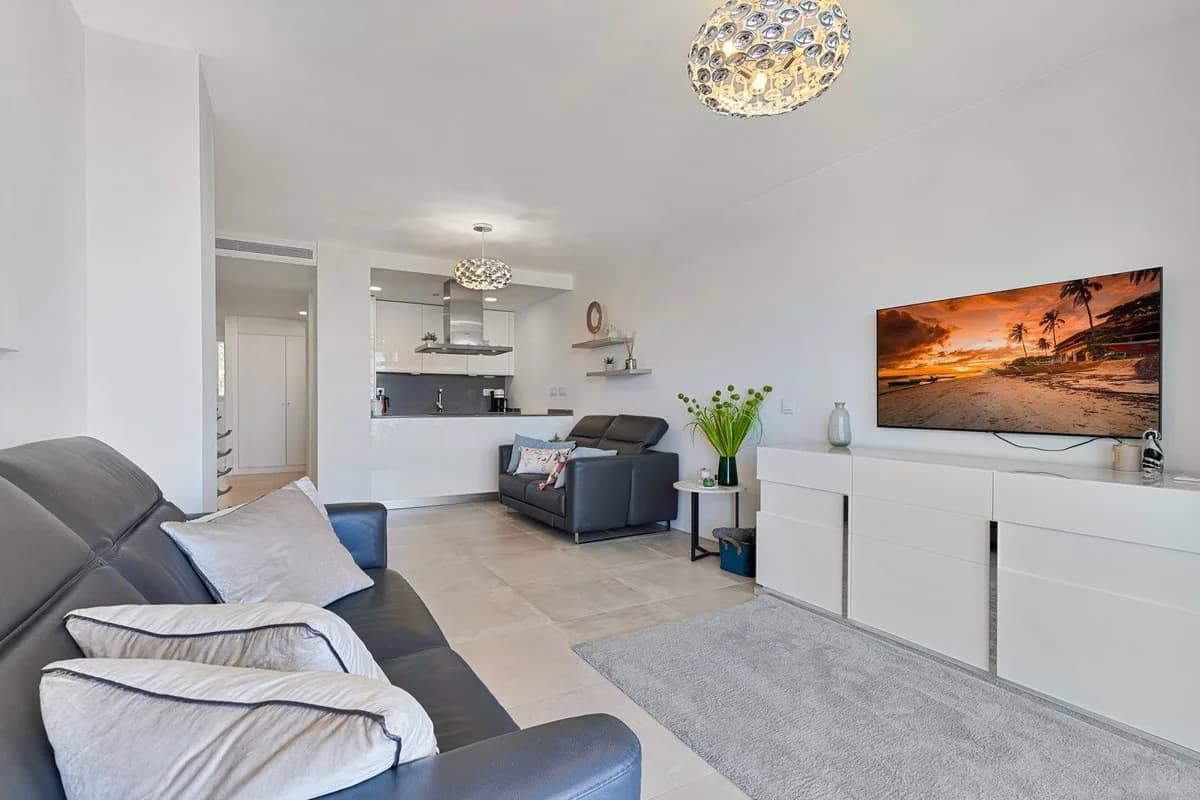 2 Bedroom Middle Floor Apartment for Sale in Fuengirola, Málaga - Image 8
