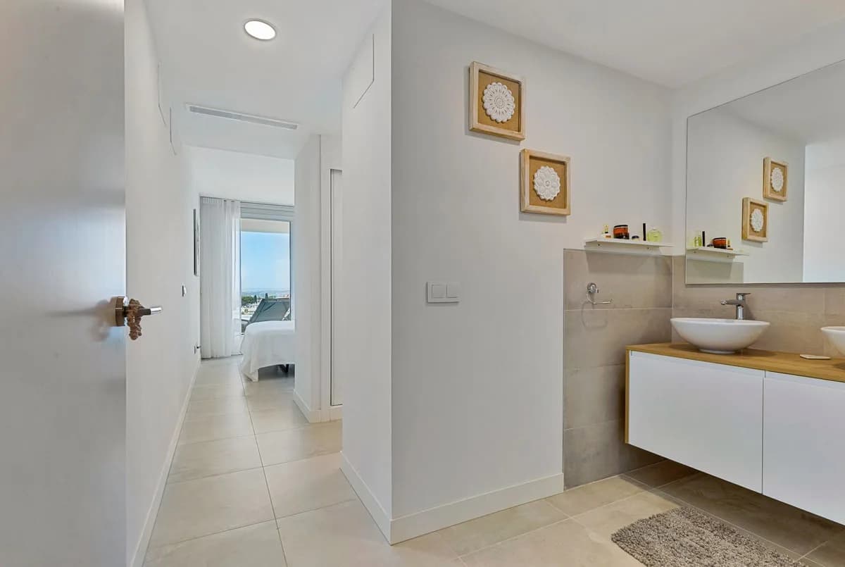 2 Bedroom Middle Floor Apartment for Sale in Fuengirola, Málaga - Image 9