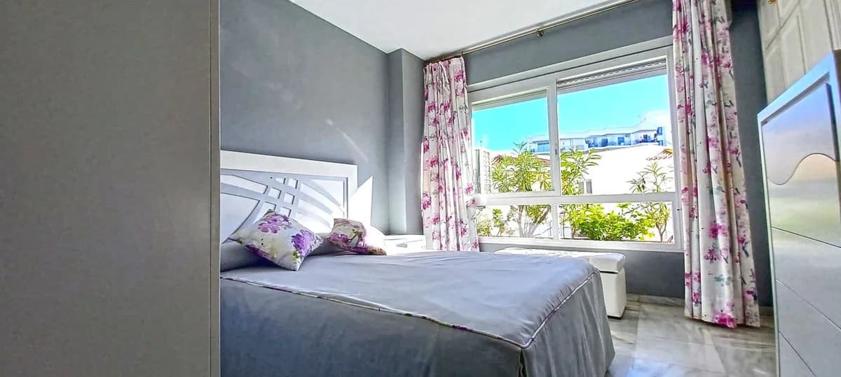 2 Bedroom Middle Floor Apartment for Sale in Marbella, Málaga - Image 4