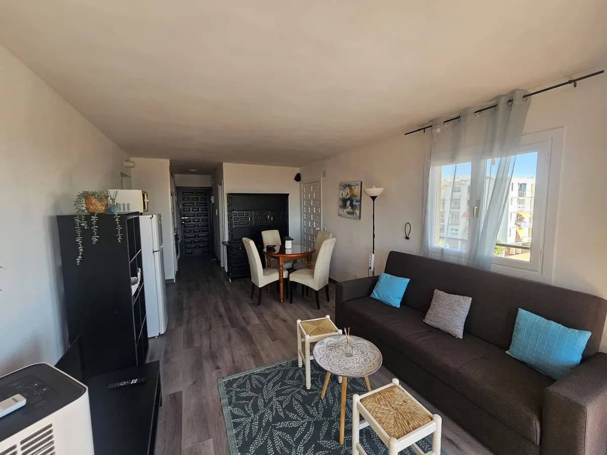 1 Bedroom Middle Floor Apartment for Sale in Calypso, Málaga - Image 2