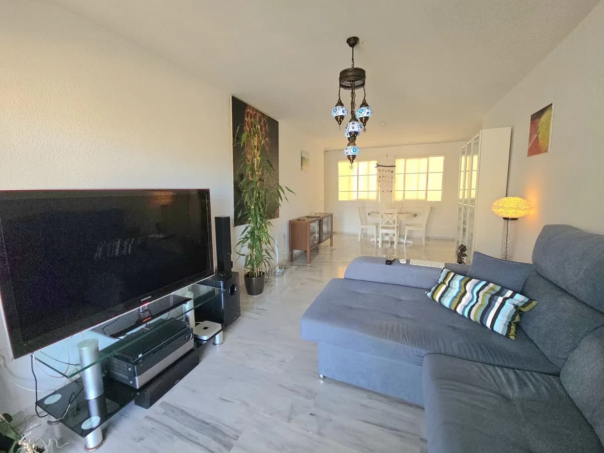 2 Bedroom Middle Floor Apartment for Sale in Benalmadena Costa, Málaga - Image 6