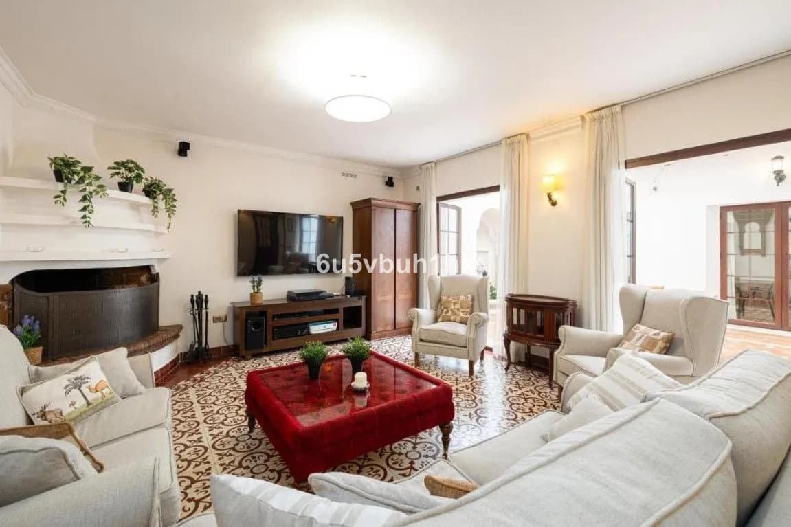 5 Bedroom Townhouse for Sale in Fuengirola, Málaga - Image 3