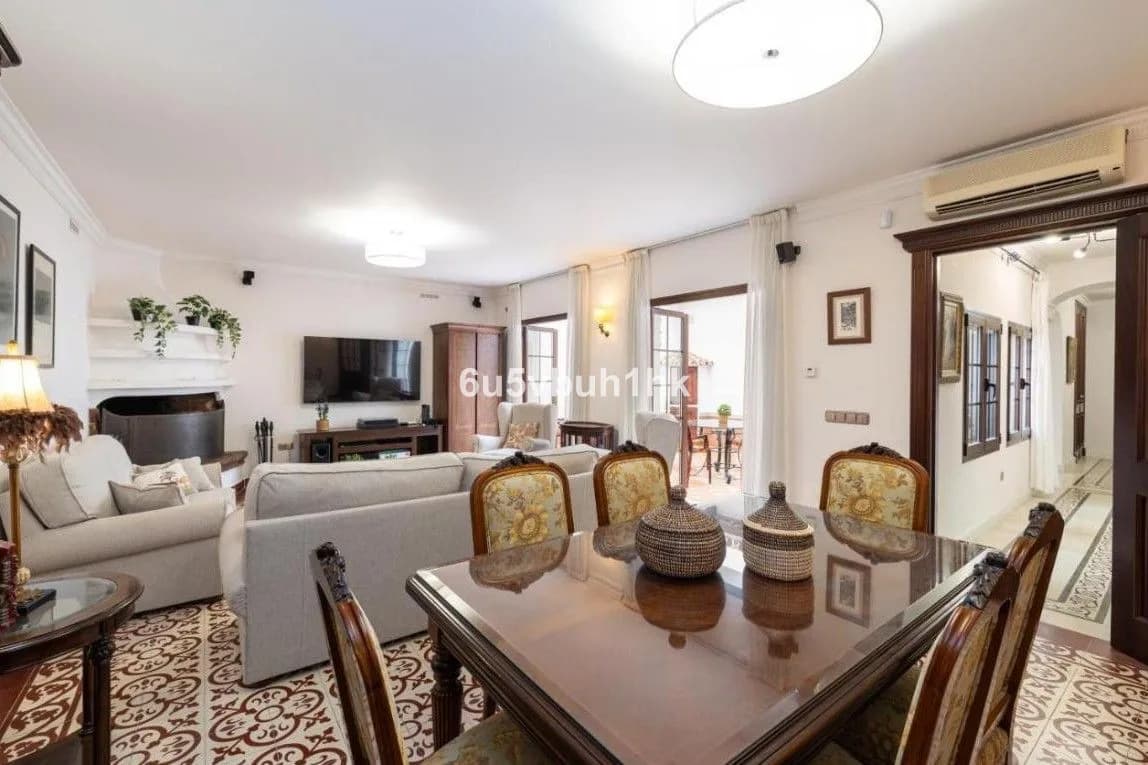 5 Bedroom Townhouse for Sale in Fuengirola, Málaga - Image 6