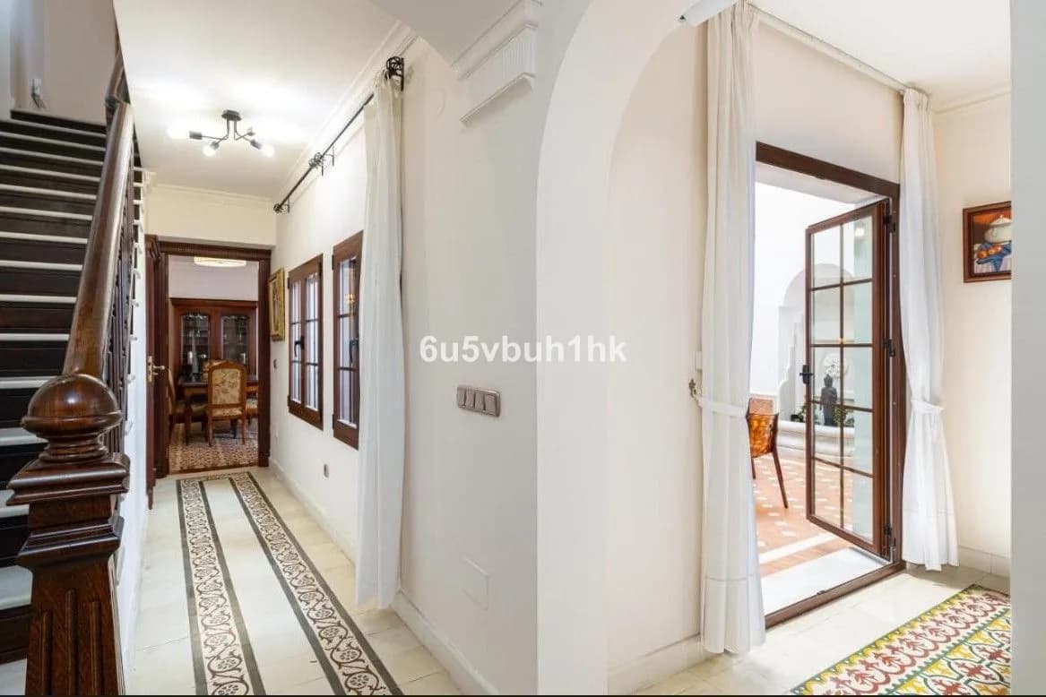 5 Bedroom Townhouse for Sale in Fuengirola, Málaga - Image 9