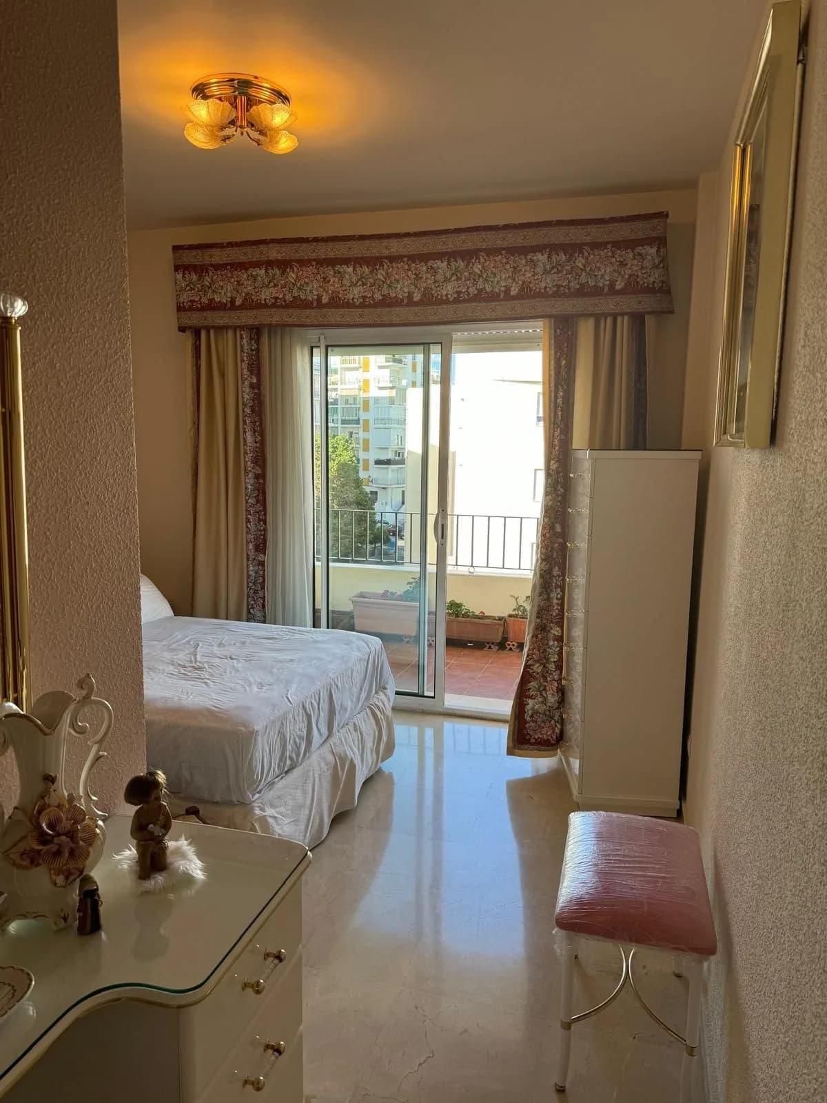 3 Bedroom Middle Floor Apartment for Sale in Estepona, Málaga - Image 4