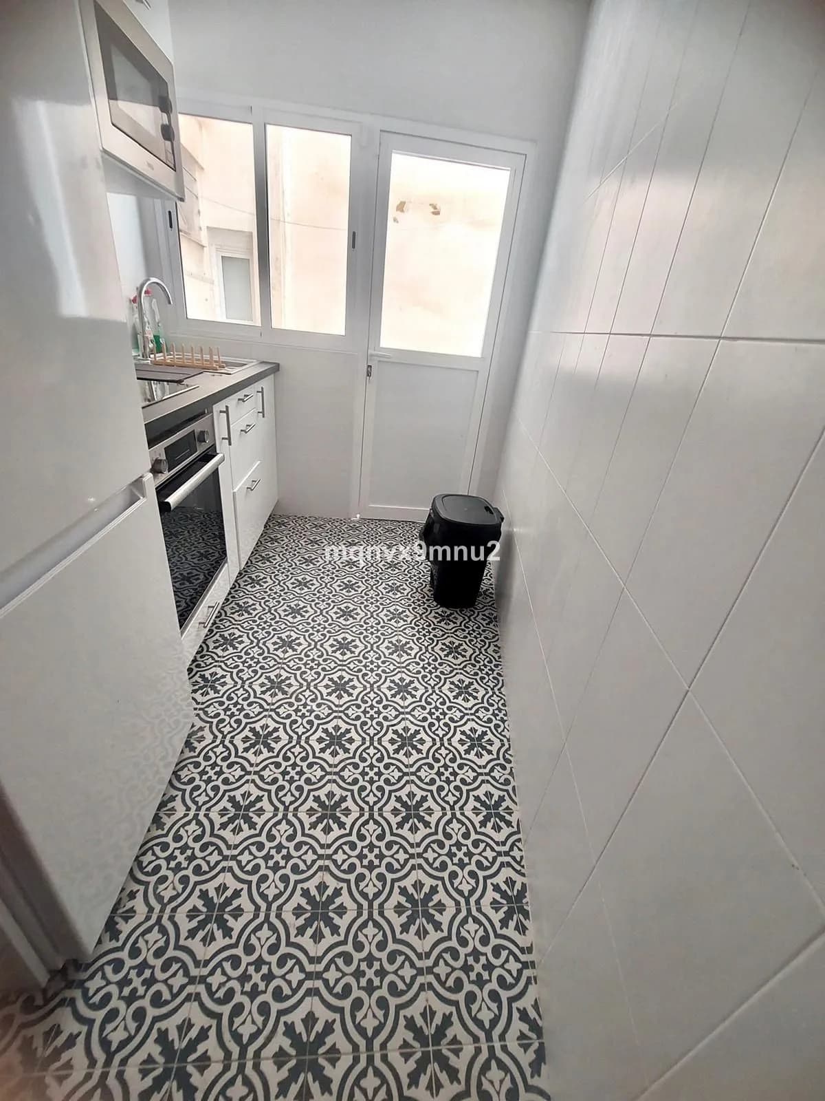 3 Bedroom Middle Floor Apartment for Sale in Centro Histórico, Málaga - Image 2