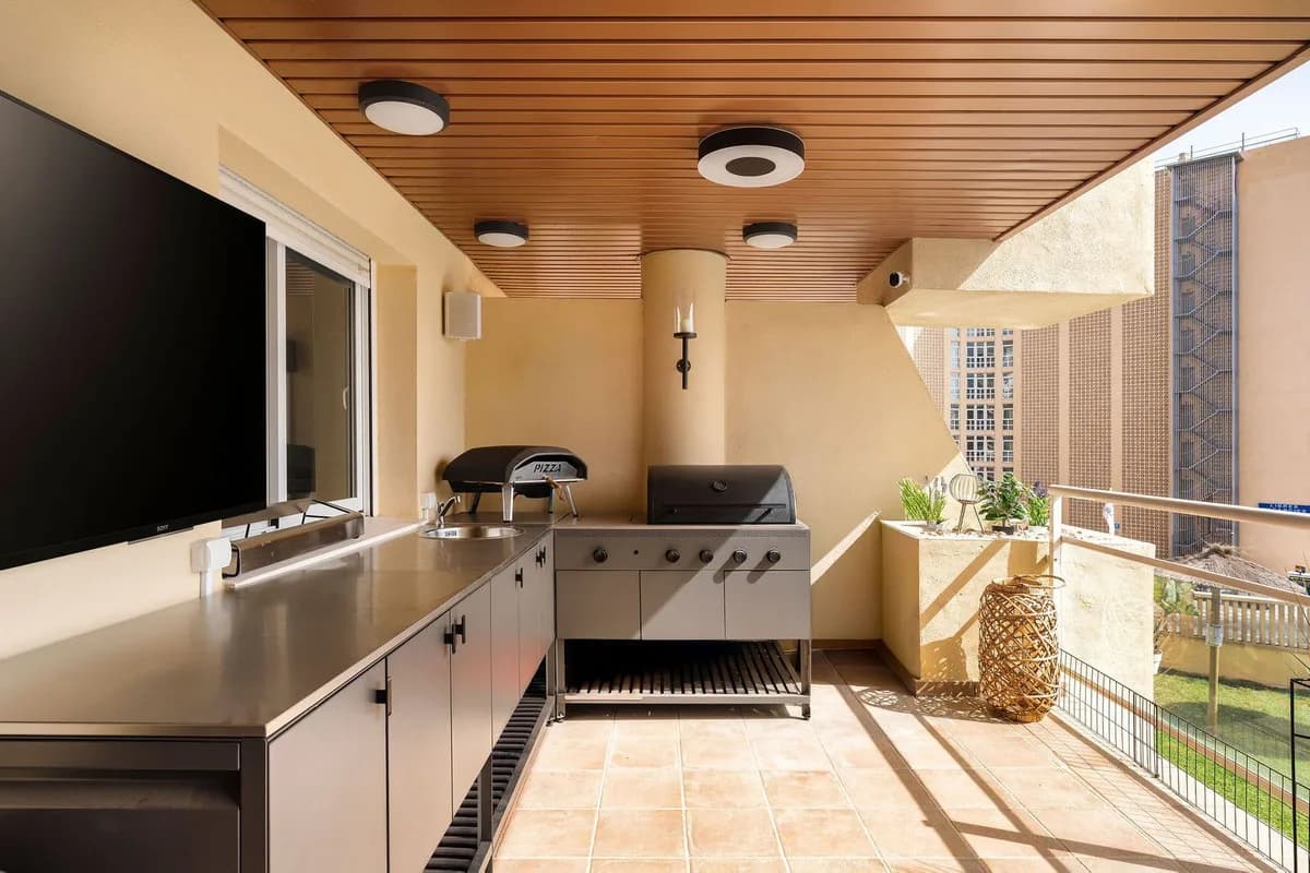 3 Bedroom Middle Floor Apartment for Sale in Torreblanca, Málaga - Image 6