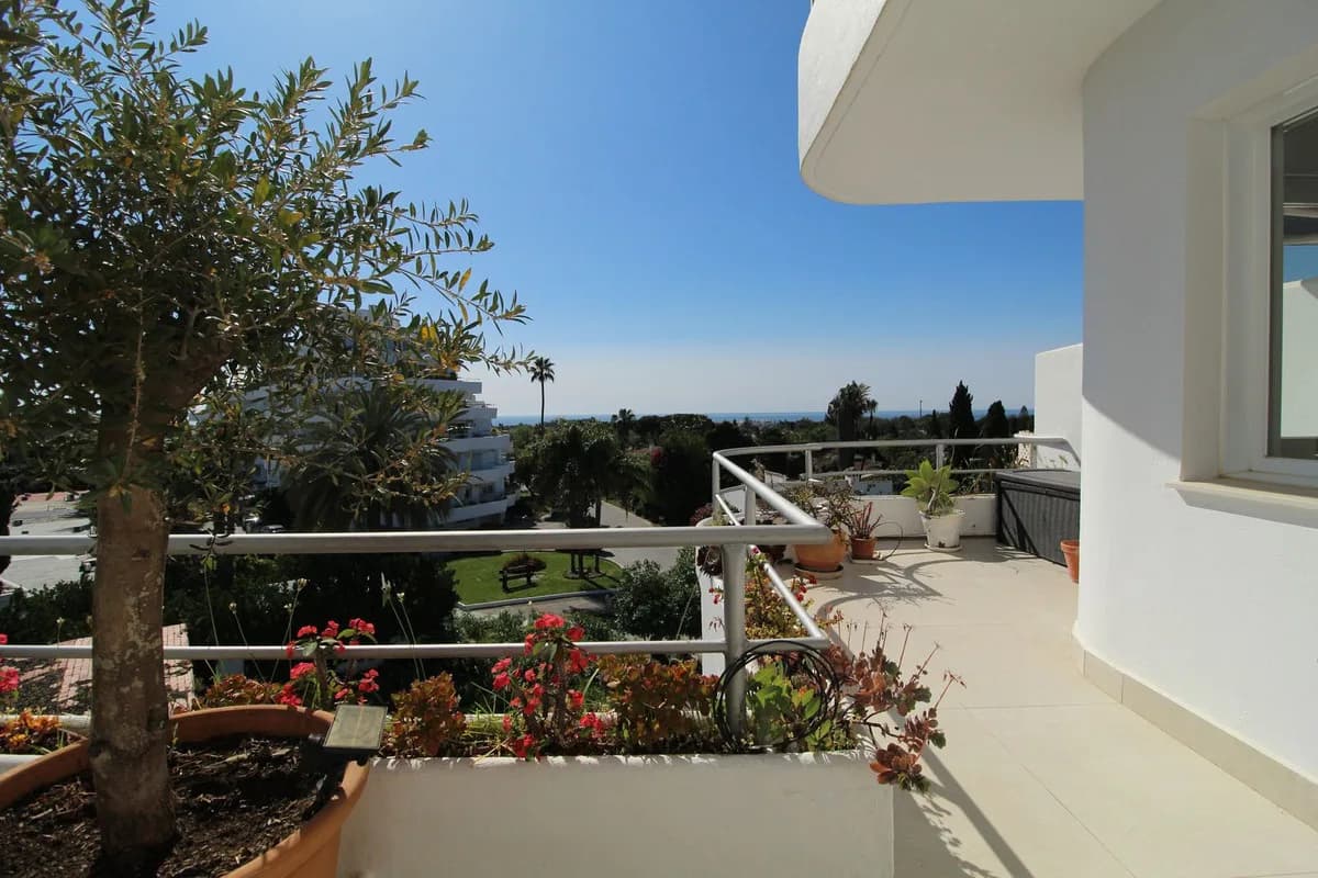 3 Bedroom Middle Floor Apartment for Sale in Guadalmina Alta, Málaga - Image 6